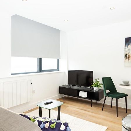 Stylish Studio Apt Overlooking Old Trafford Apartment Манчестър Екстериор снимка