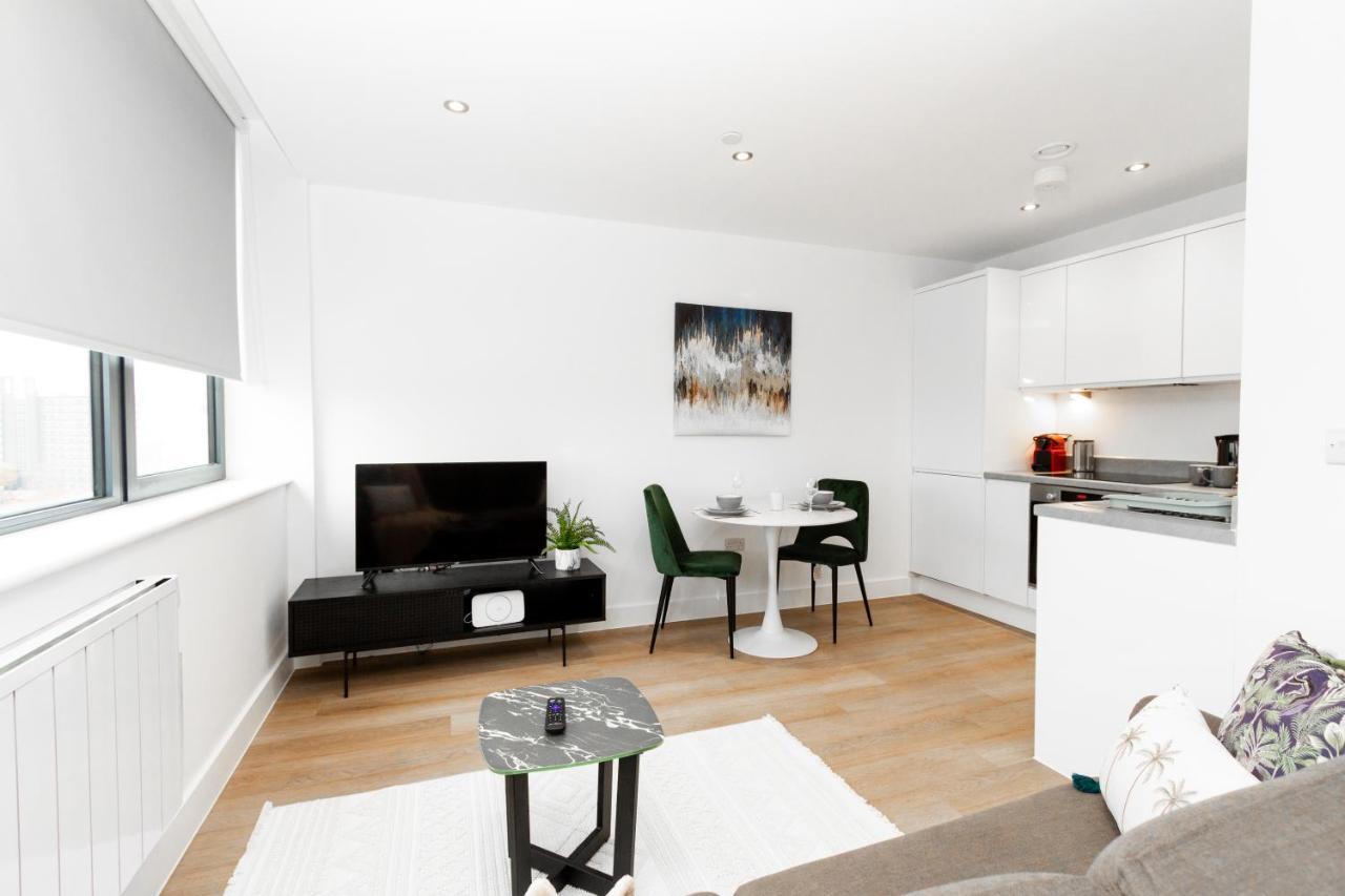 Stylish Studio Apt Overlooking Old Trafford Манчестър Екстериор снимка