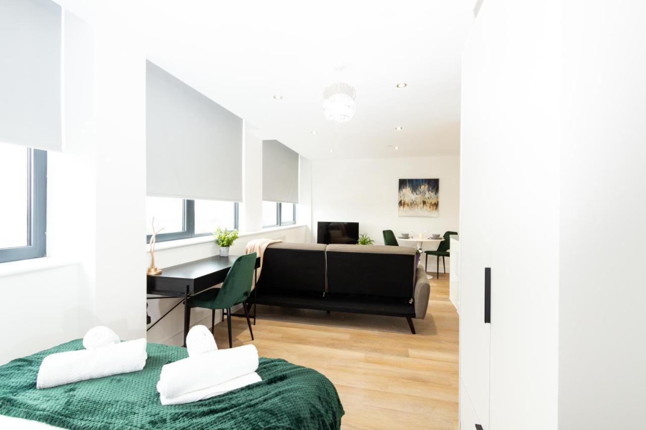 Stylish Studio Apt Overlooking Old Trafford Манчестър Екстериор снимка