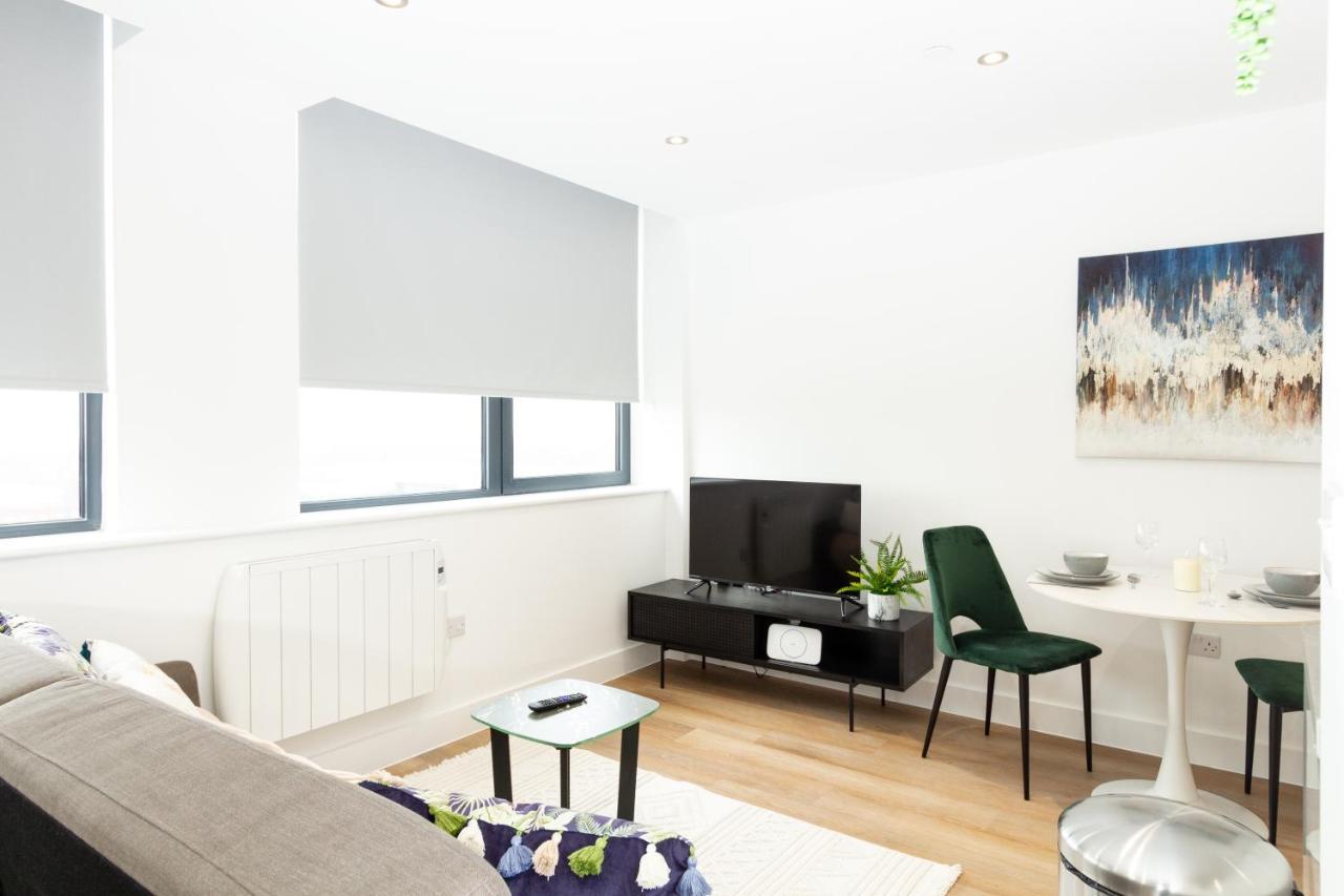 Stylish Studio Apt Overlooking Old Trafford Манчестър Екстериор снимка