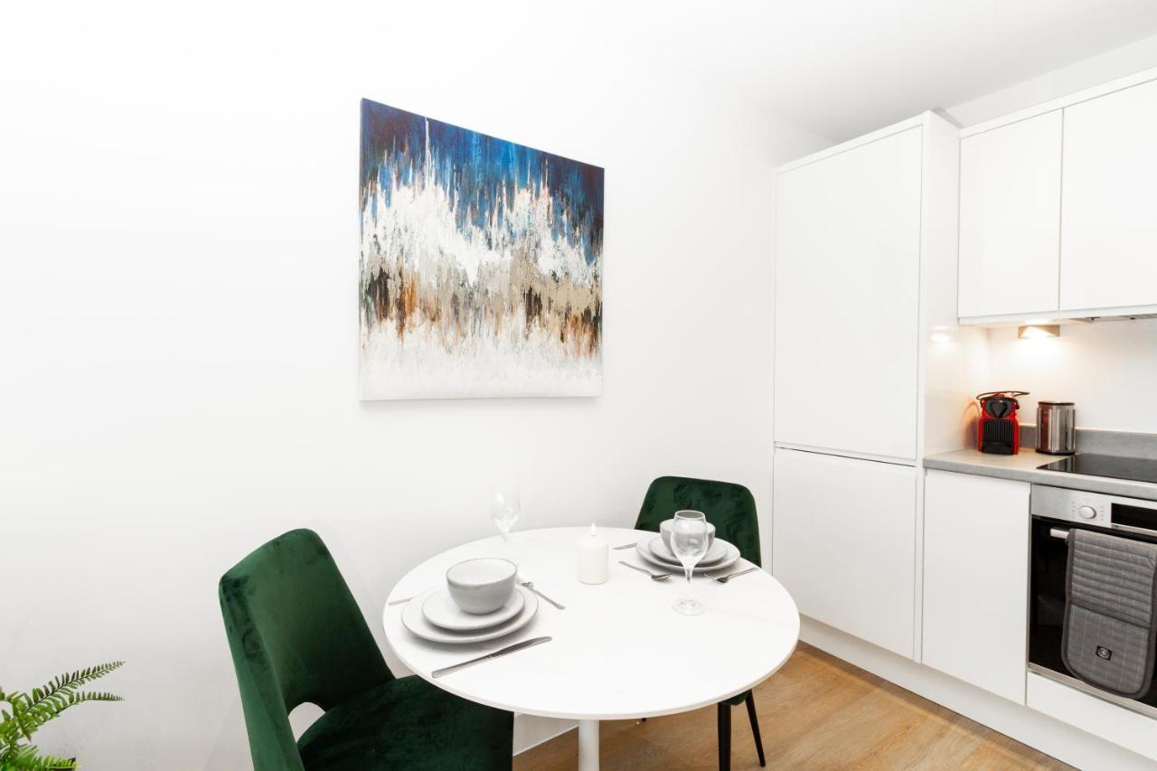 Stylish Studio Apt Overlooking Old Trafford Манчестър Екстериор снимка
