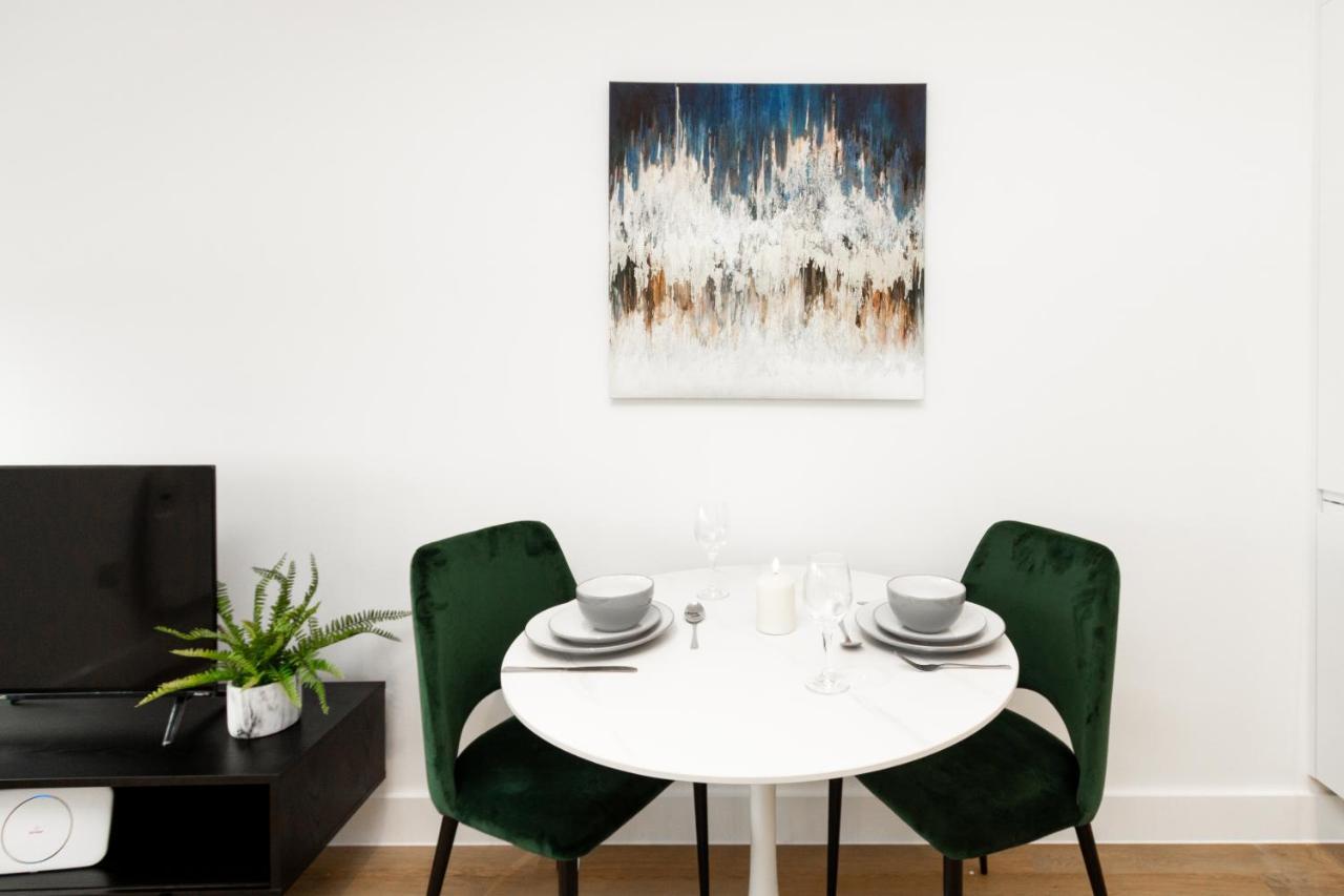 Stylish Studio Apt Overlooking Old Trafford Манчестър Екстериор снимка