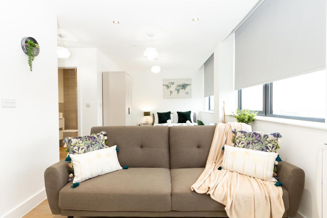 Stylish Studio Apt Overlooking Old Trafford Манчестър Екстериор снимка